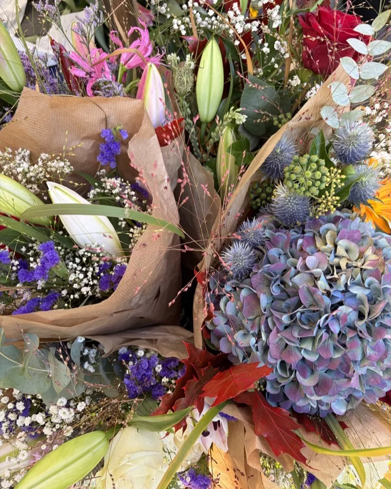 Colourful bouquets with lilies, hydrangeas and thistles at the H3 Blumen stall at the Bötzowmarkt.