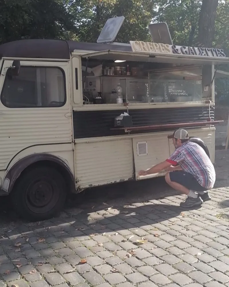 Der alte Citroën-Verkaufswagen von Martin's Crêperie auf dem Bötzowmarkt, über der Klappe das Schild „Crêpes & Galettes“.